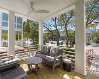Wow Renovation, Nice Porches, & Tower, 4 Houses to Beach in Seaside + 2 Bikes - Seaside - Balcón