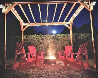 Cozy Sauble Beach Hideout | Walk to Beach & Park! - South Bruce Peninsula - Patio