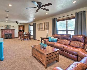 McAlester Cottage with 30 Private Acres and Ponds! - McAlester - Living room