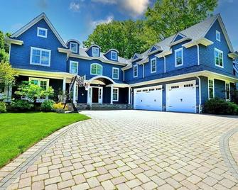 Dream Summer Vacation Home in Teaneck NJ - Teaneck - Building