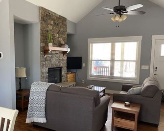 Lonebear Cottage2 Historic Dahlonega & Wineries! - Dahlonega - Wohnzimmer