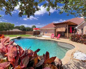Lake Dallas Oasis, Beautiful Modern Home with Pool - Lake Dallas - Piscina