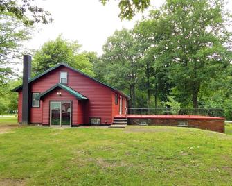 Stunning views in a great location for hunting fishing or just vacation! - Conneaut - Building