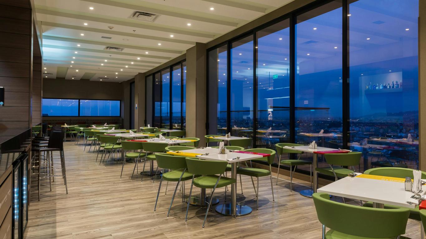 Hampton by Hilton Bogota Airport
