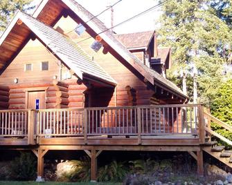 The Enchanted Woods Waterfront Log Cabin at Secret Cove - Halfmoon Bay - Outdoors view