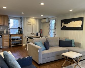 Grandview Cottage-1 Blk To Beach/Walk To Town/Great Location.Br - Cape May - Living room