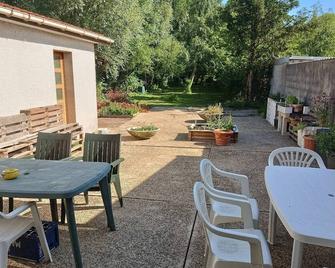 2-person bed, large desk, river view - Fruges - Patio