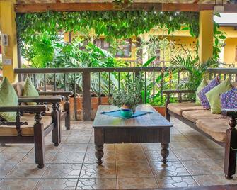 Hotel Las Camelias Inn By Ahs - אנטיגואה גוואטמלה - מרפסת