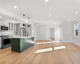 Union Square Beauty 2 bed/2 bath w/ Private Patio - Somerville - Kitchen