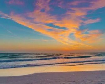 Mins to Beach - Studio Home- Walk to Downtown - Free Parking - Tarpon Springs - Strand