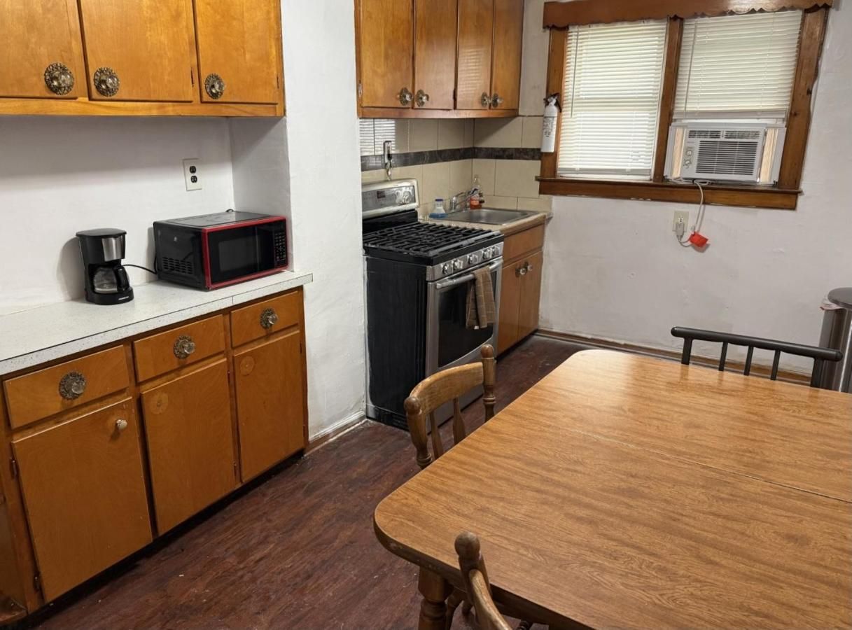 Private 1-bed house convenient to NYC bus and train