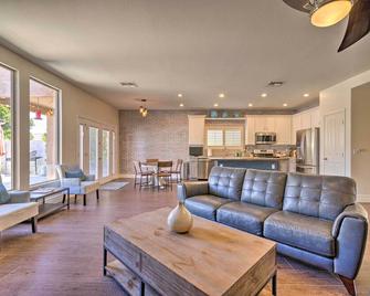 Spacious Phoenix Retreat with Patio Pets Welcome! - Phoenix - Living room