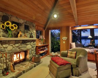 Charming Waterfront Cottage-No Cleaning Fee-Water, Mountain & Sunset View - Freeland - Living room