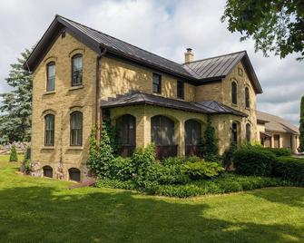 Elm Park Farmhouse 4 Miles from Road America and 45 Minutes from Green Bay - Plymouth - Building