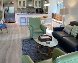 Fairway Lakes 2/2 on Dolphin Course Newly Renovated - Key Largo - Living room