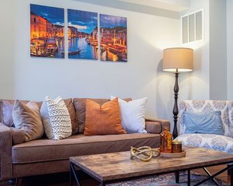 Historic Townhouse - Heart of Little Italy - Baltimore - Living room