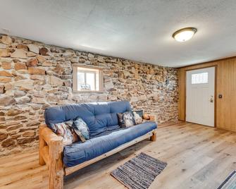 Cozy Lamar Vacation Rental with Creek and Pond Access! - Lamar - Sala de estar