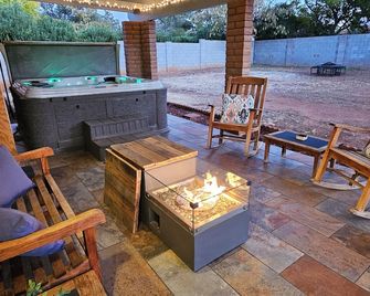 La Puerta Azul 3-bedroom home Hot Tub too! 10 minutes to Ft Huachuca - Sierra Vista - Patio