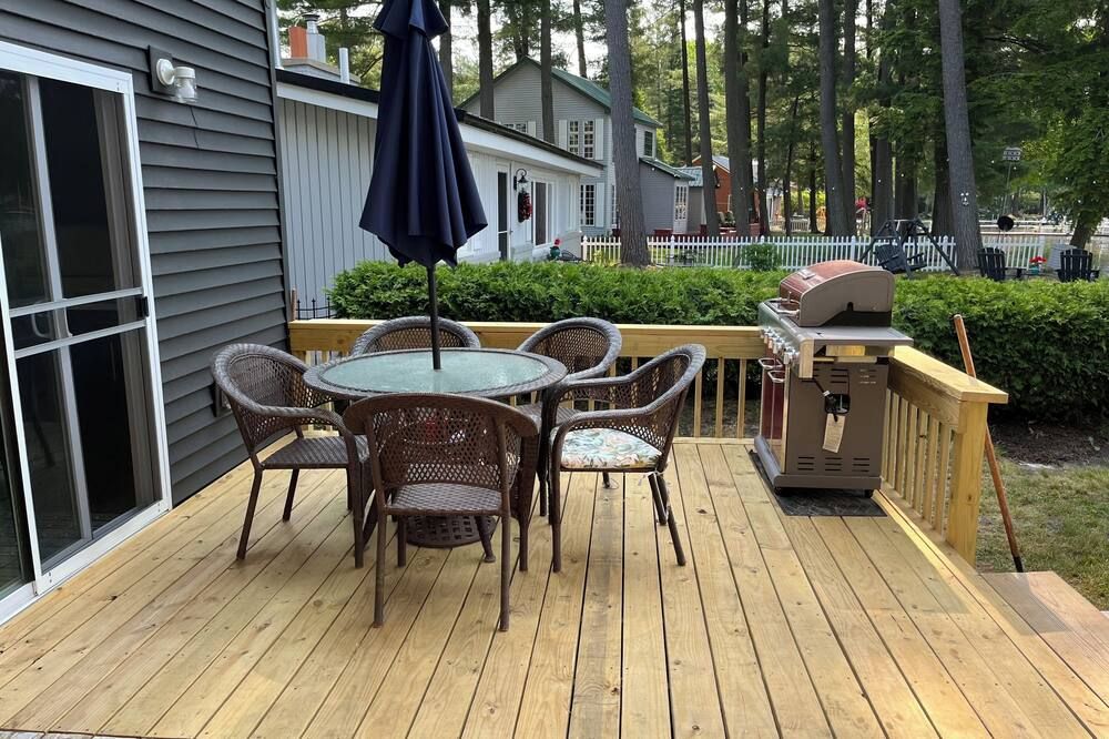 Newley renovated waterfront home with private beach area - Kalkaska - Binnenhof