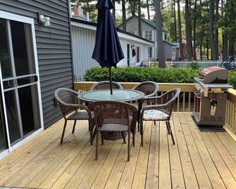 Newley renovated waterfront home with private beach area - Kalkaska - Binnenhof