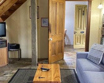 Whispering Pines- The Cottage Bnb - Southend - Living room
