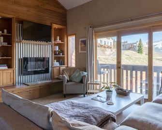 Ski In, Walk Out! The Perfect Mountain Retreat! - Crested Butte - Living room