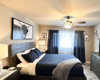Knolls Worries-Condo/2bd/2ba/Pool/Deck/Dock/Grill/Boatslip/Tennis-8pp - Osage Beach