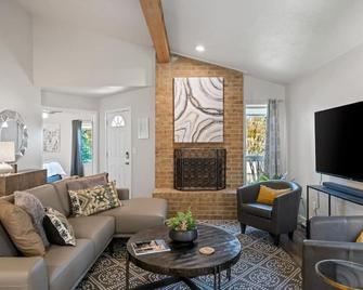 Quiet, Modern, large private space, centrally loc. - Bedford - Living room