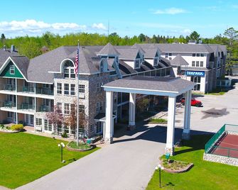 Crown Choice Inn & Suites Lakeview & Waterpark - Mackinaw City - Edificio