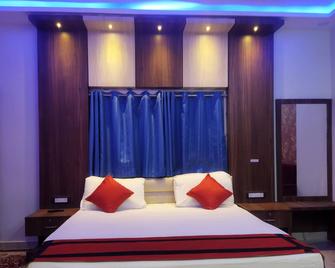 G P Guest House And Banquet Hall - Гая - Спальня