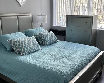 Cozy Queens Beauty - Queens - Bedroom