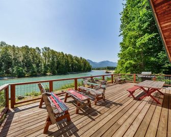 Cowlitz River Cabin | 3 Bed, 1.5 Bath - Packwood - Balcony