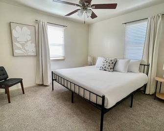 Joslyn 5-One Bdrm Walk To Unmc - Omaha - Bedroom