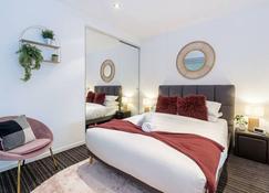 Trendy 2 bed 2 bath Apartment - Heart of St Kilda - St Kilda - Bedroom