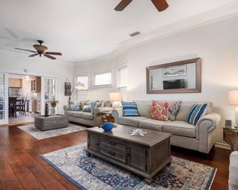 Bright California Bungalow in the Heart of Downtown Santa Barbara - Santa Barbara - Living room