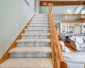 1 Mi to Marina: Ford Mountain Retreat w/ Deck - Lake Toxaway - Escaleras
