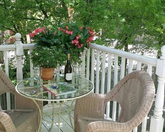Romance, Charm & Privacy for the Perfect Getaway Cottage - Little Rock - Balcony