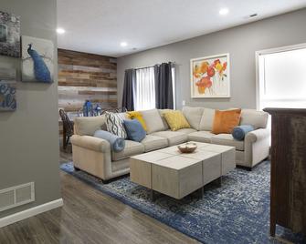 Fully Renovated, Luxurious unit awaits you! - Council Bluffs - Living room
