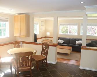 Large Whistleresque walk out Garden suite & beautifully landscaped yard - North Vancouver - Dining room