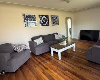 2-bedroom house in welcoming El Dorado - El Dorado - Wohnzimmer