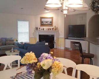 Charming 3-BR cottage with open floor plan, near the Intercoastal Waterway. - Hampstead - Living room