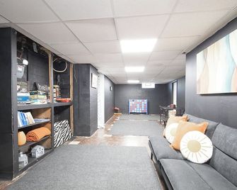 Cute 3Bdrm House | Laundry, Game Room, Backyard - Akron - Living room