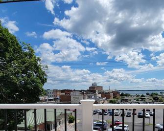 1829 Row House In Geneva’s Historic District for Extended Stay - Geneva - Balcony