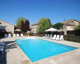 Charming Farmhouse With Pool And Play-barn great for Families - Luxé - Pool