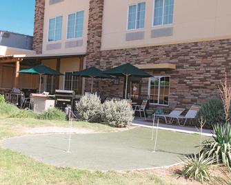La Quinta Inn & Suites by Wyndham Pecos - Pecos - Building