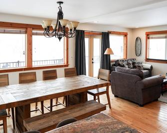 2-Story Ski-In Cabin w/Game Room, Electric Grill, & Private Hot Tub - Dogs OK - Snoqualmie Pass - Dining room