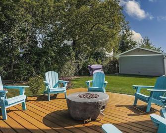 Harbor Clubhouse 3Bed 3.5Bath Modern Waterfront with Fireplace - Fox Lake - Patio