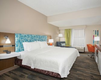 Hampton Inn & Suites Kansas City-Merriam - Merriam - Schlafzimmer