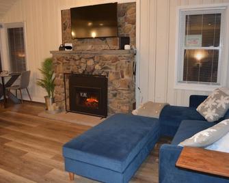 Cozy Lakeview Cottage minutes from water adventures, farms, wineries, & skiing! - Lake Hopatcong - Living room