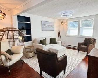 Downtown Meredith Hideaway! Lake Winnipesaukee and Lake Waukewan! - Meredith - Huiskamer